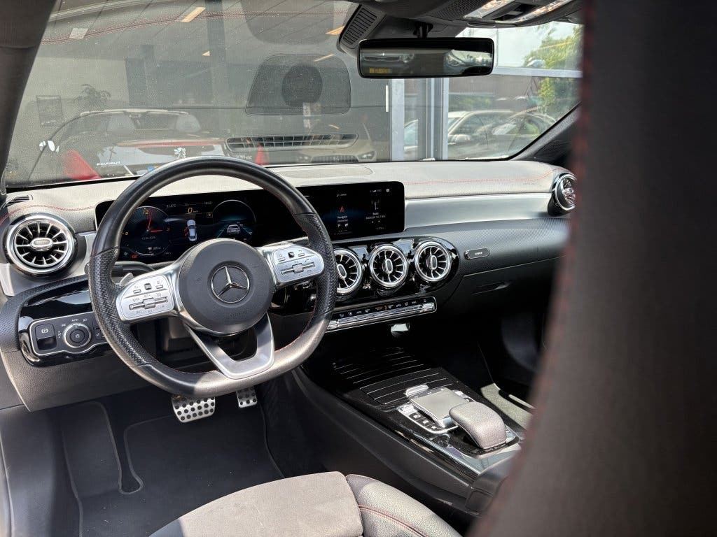 Mercedes-Benz CLA 180 Premium Plus foto 14